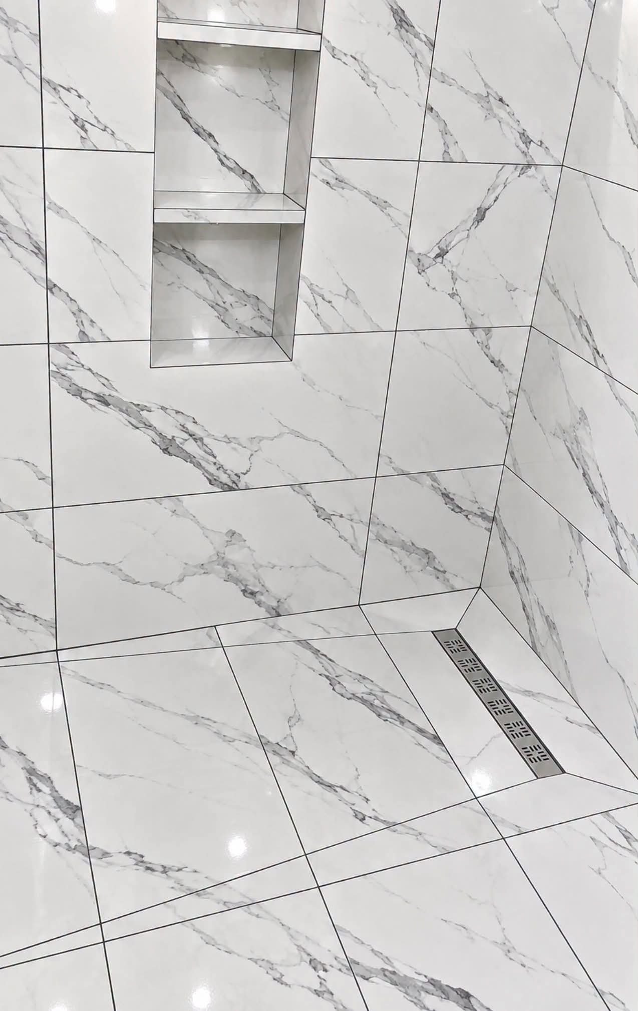 Douche habillée de carreaux effet marbre