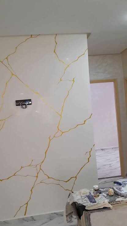 Mur blanc en stuc marbre parcouru de veines dorées