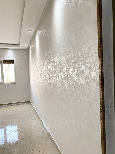 Mur décoratif blanc en stuc marbre texturé