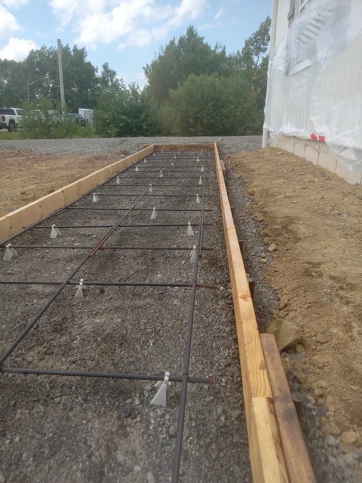 Préparation d'une dalle de béton avec armature en acier