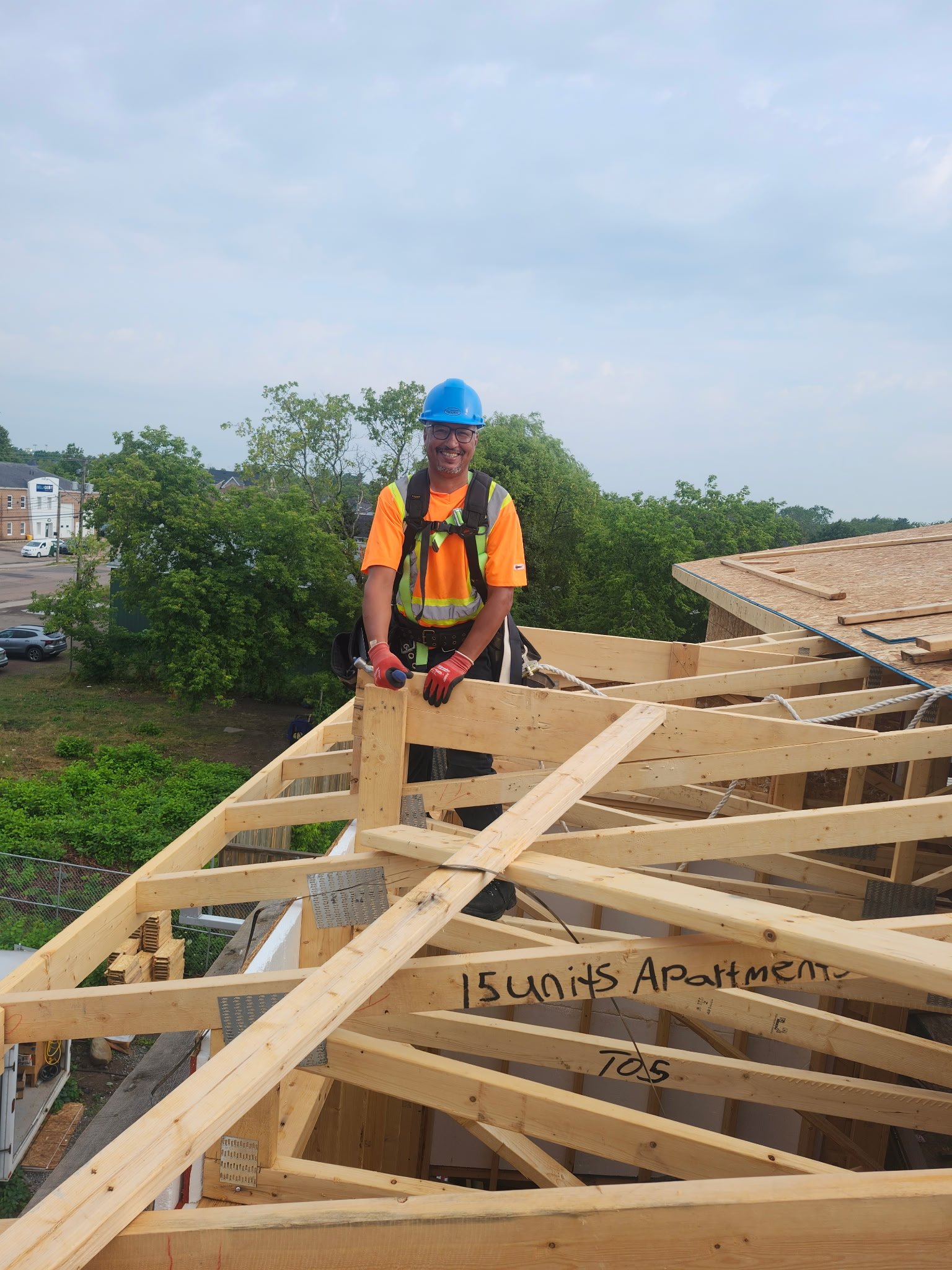 Charpentier sur les fermes d'une toiture en bois
