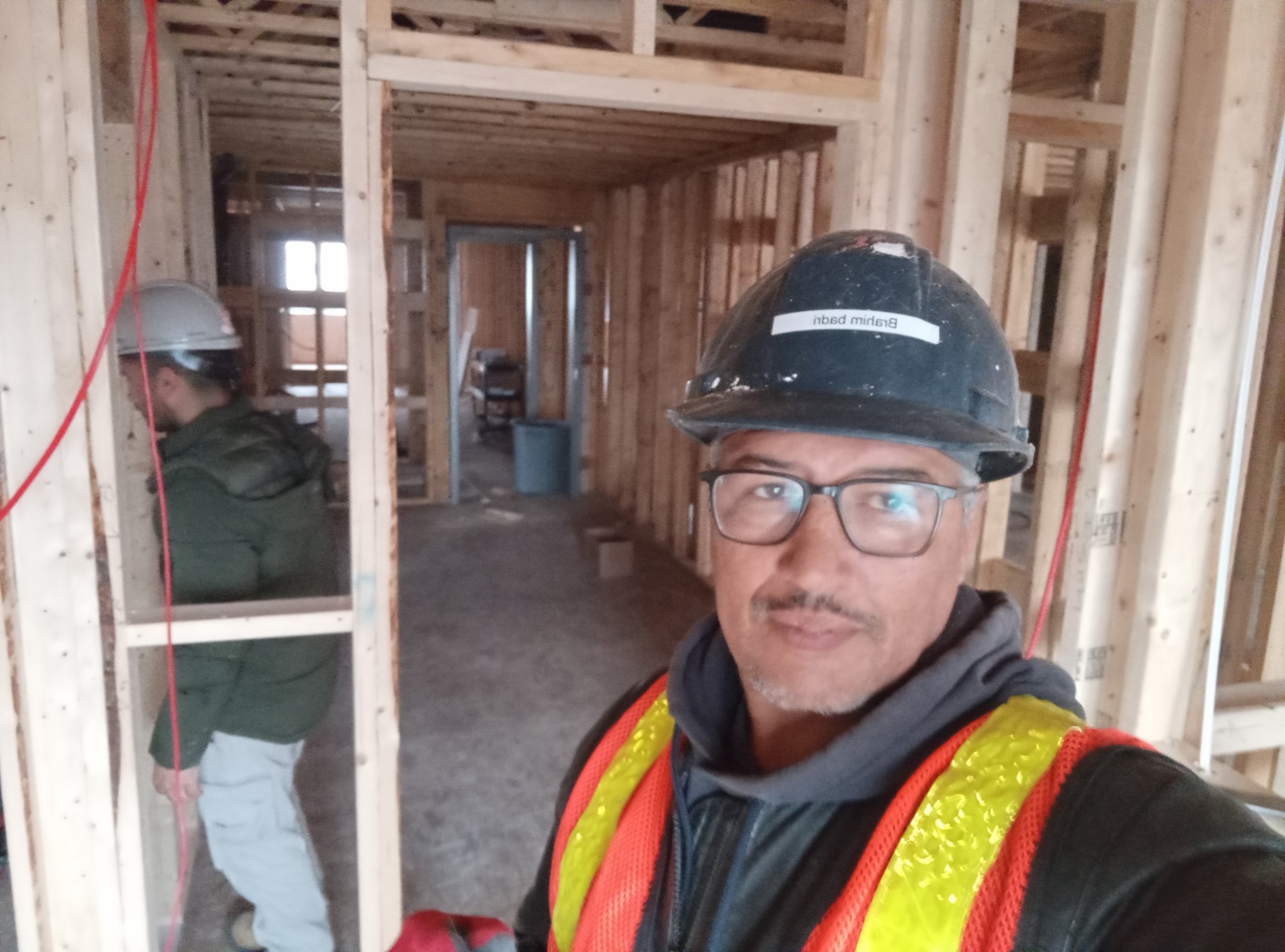 Intérieur d'un bâtiment en cours de charpente de bois