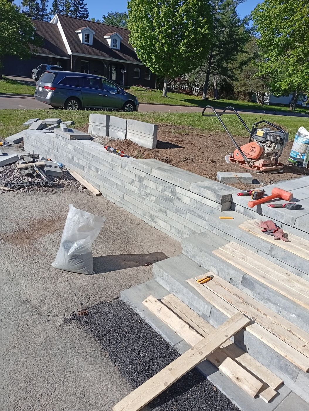 Construction soignée d'un mur en blocs de béton