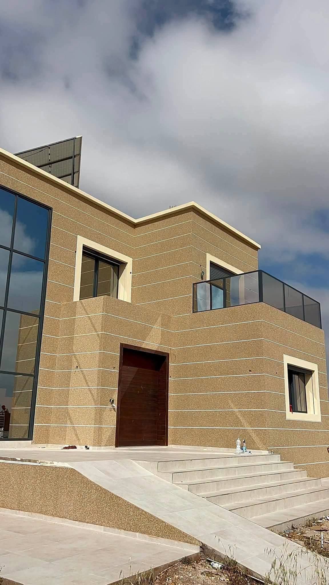 Finition monocouche sur une façade résidentielle
