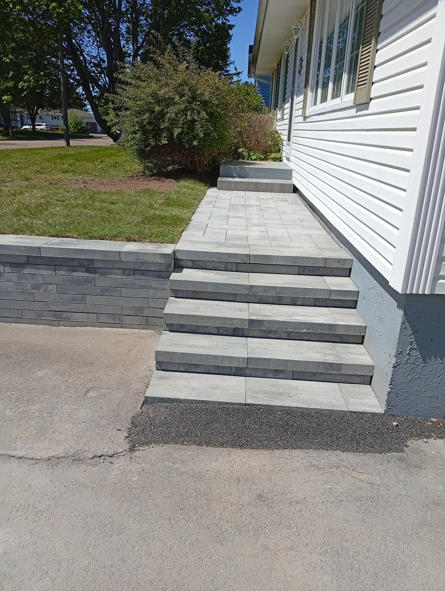 Allée et escalier terminés en pavés gris