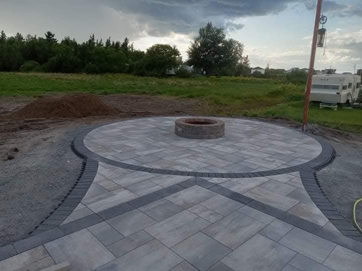 Patio circulaire terminé avec foyer central